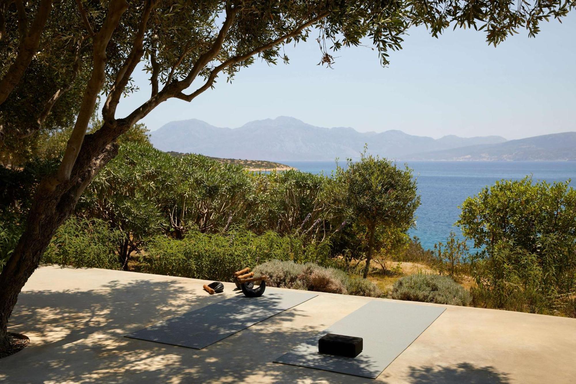 Minos Palace Resort - Adults Only آغيوس نيكولاوس المظهر الخارجي الصورة A woman practicing yoga on a yoga mat