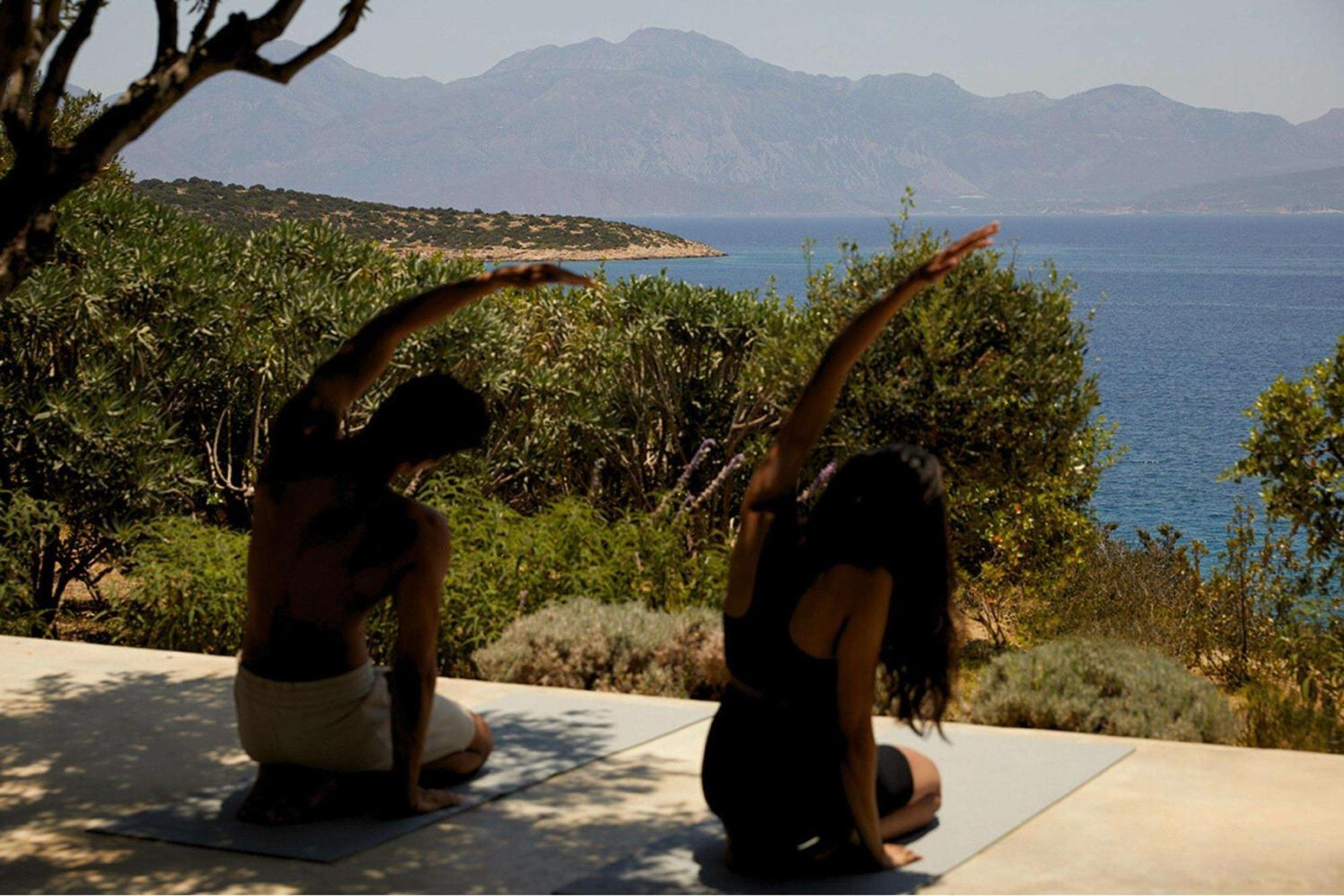 Minos Palace Resort - Adults Only آغيوس نيكولاوس المظهر الخارجي الصورة Practising yoga