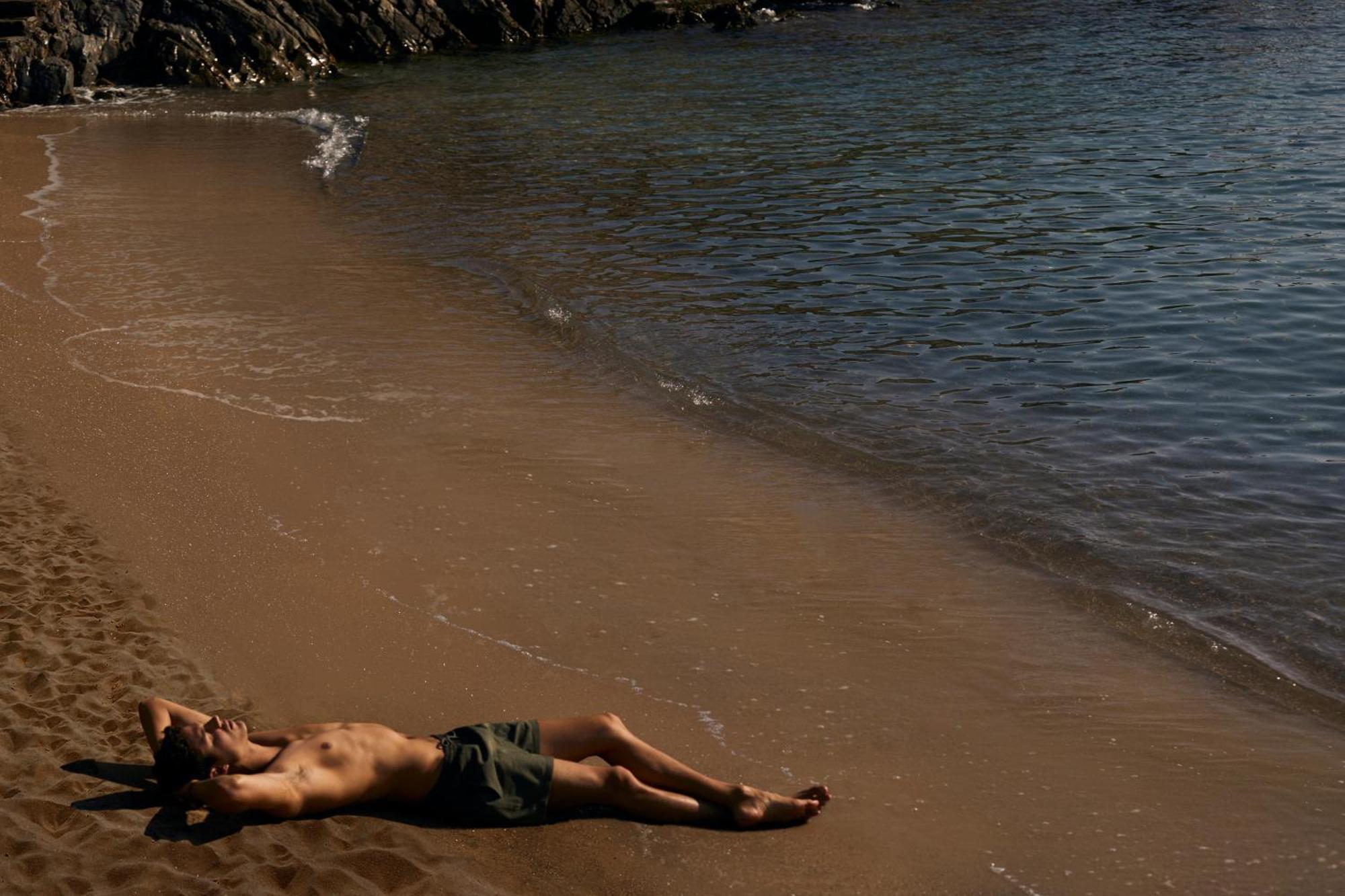 Minos Palace Resort - Adults Only آغيوس نيكولاوس المظهر الخارجي الصورة A man sunbathing on a beach