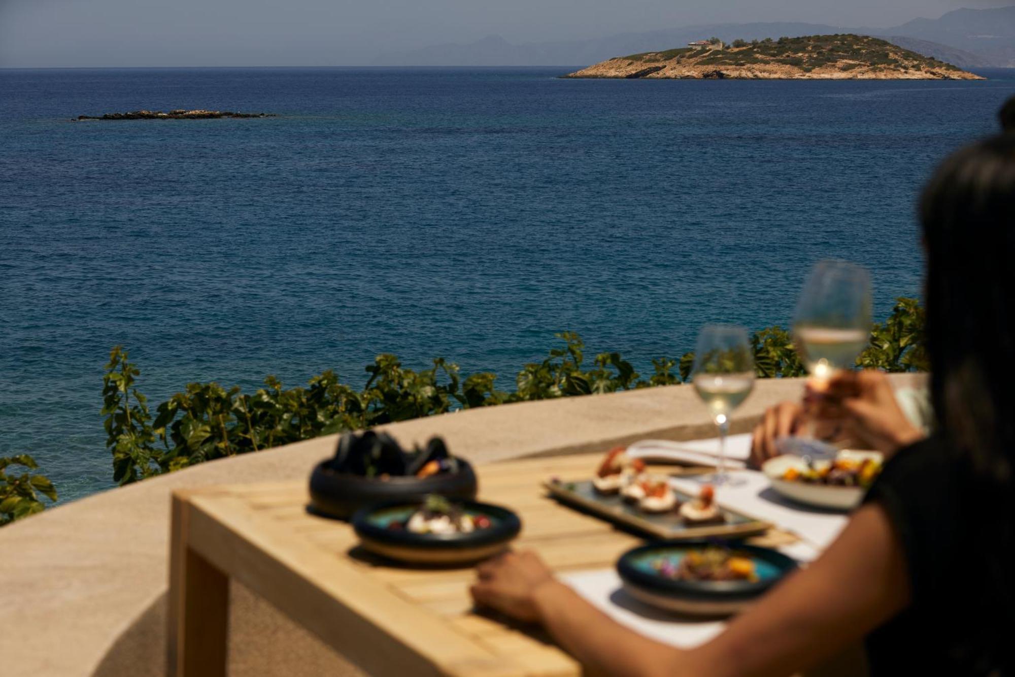 Minos Palace Resort - Adults Only آغيوس نيكولاوس المظهر الخارجي الصورة A woman eating meze